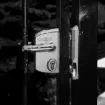 Imagen de Cerradura industrial de sobreponer Locinox LAKQU2 para puertas metálicas